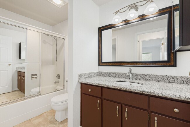 Building Photo - 2 Bed, 1 Bath Condo with Easy Access to I-405