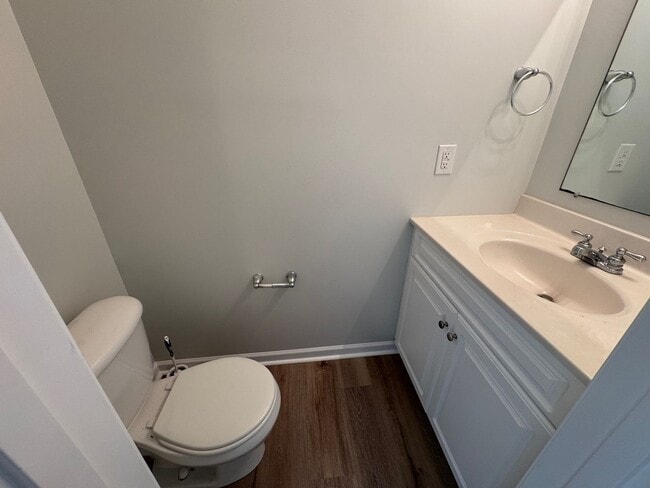 Building Photo - Brick End Unit Home in Taylor Springs NEW LVP FLOORING