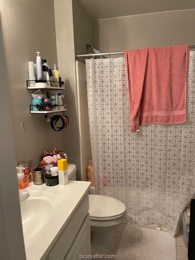 Building Photo - July Move-In! Spacious 3 Bedroom/3 Bathroo...