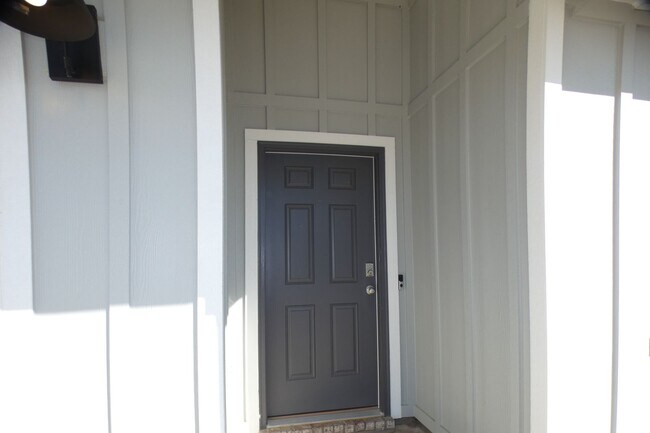 Building Photo - 4-Bedroom Home - Community Pool