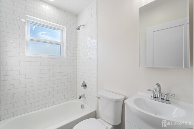 Building Photo - 824 George St