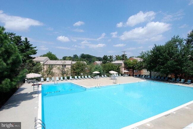 Building Photo - 5909 Quantrell Ave