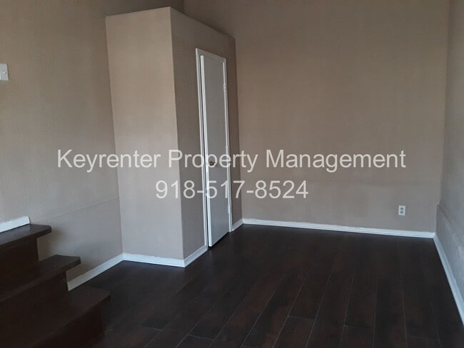 Building Photo - Spacious 4 Bedroom House