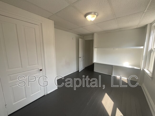 Building Photo - 728 W Mason Ave