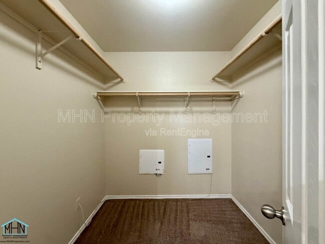 Building Photo - 5807 Golf Bend