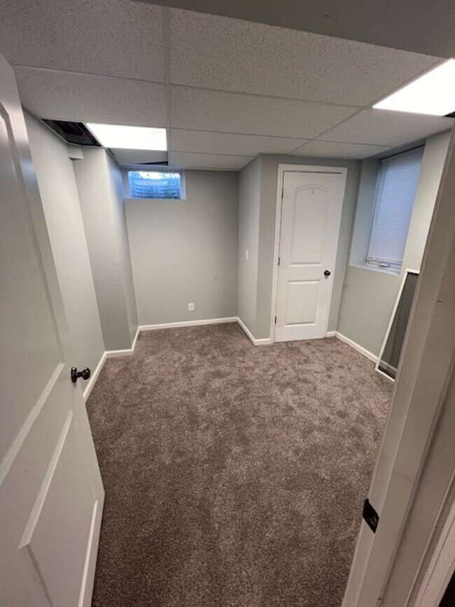 Building Photo - Spacious 4 Bedroom Duplex!!