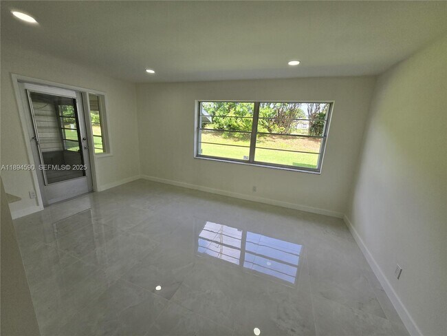 Building Photo - 600 SW 8th Pl