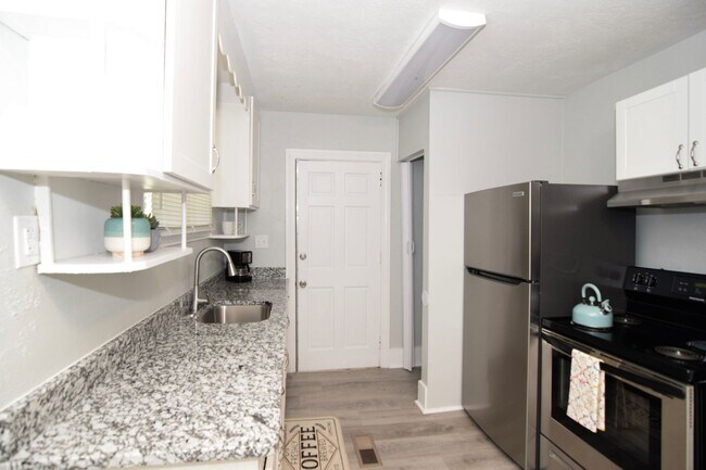 Building Photo - Modern Comfort with Timeless Cozy Charm and a fenced-in yard!