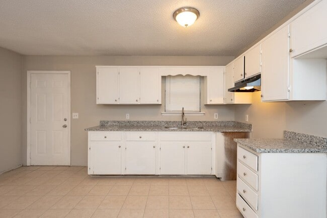 Building Photo - 581 Ridgewood Dr