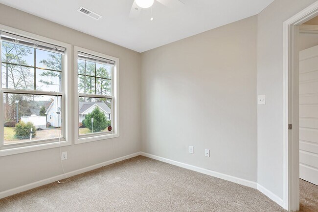 Building Photo - Great Home with Fenced Yard!