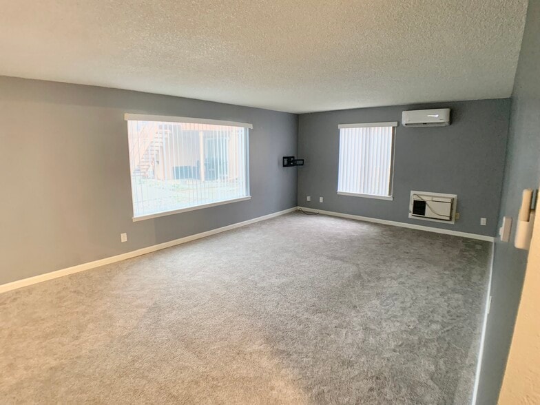 Living room - 3121 W Hood Ave