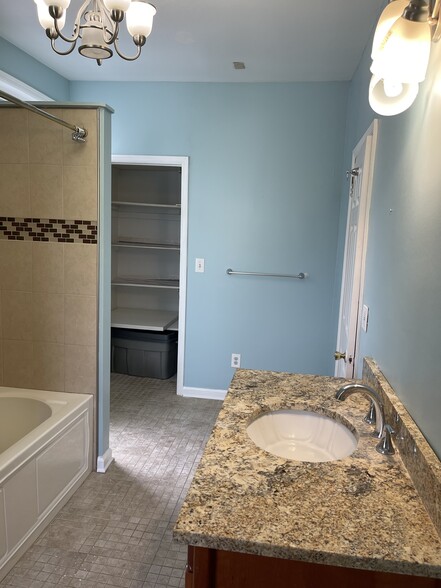 Building Photo - 160 N 16th St