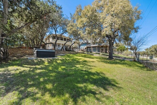 Building Photo - 2033 Lakeview Dr