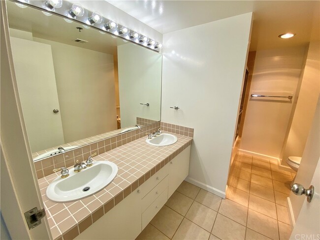 Building Photo - 525 E Seaside Way