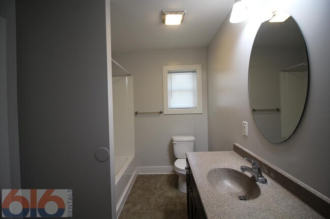 Building Photo - 858 Dayton St SW