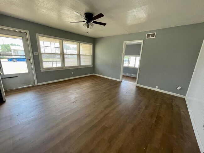 Building Photo - 4 bed 2 bath now available