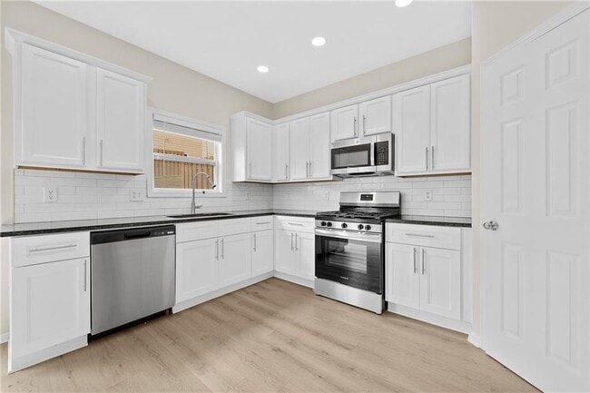 Building Photo - 318 Knelston Oak Dr NE