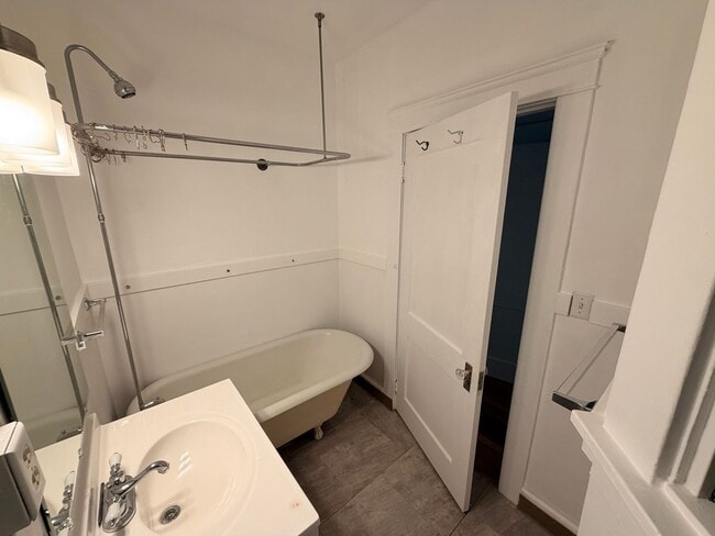 Building Photo - One Bedroom Second Floor Unit Ladd's Addition/Hawthorne District