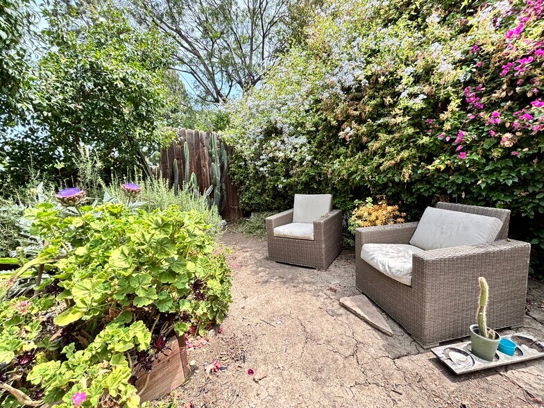 Upper Garden - 2528 Panorama Ter