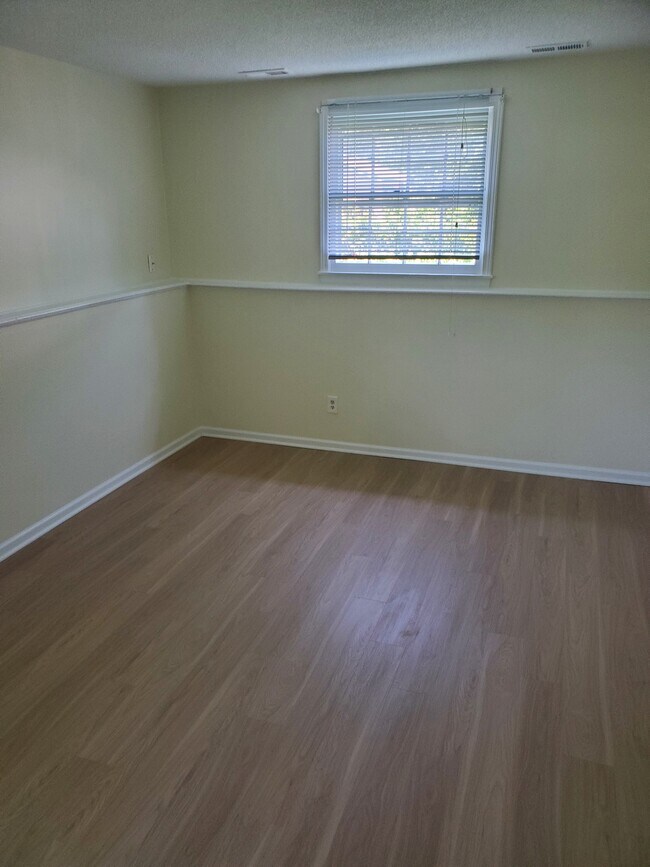 Building Photo - 1925 Heatherwood Dr