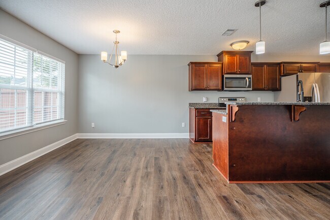 Building Photo - 717 Highgrove Ct