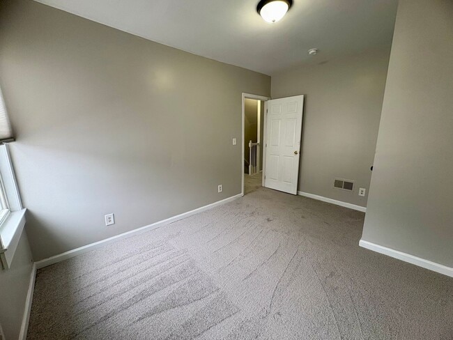 Building Photo - 3 Bedroom 2 Bathroom in York!