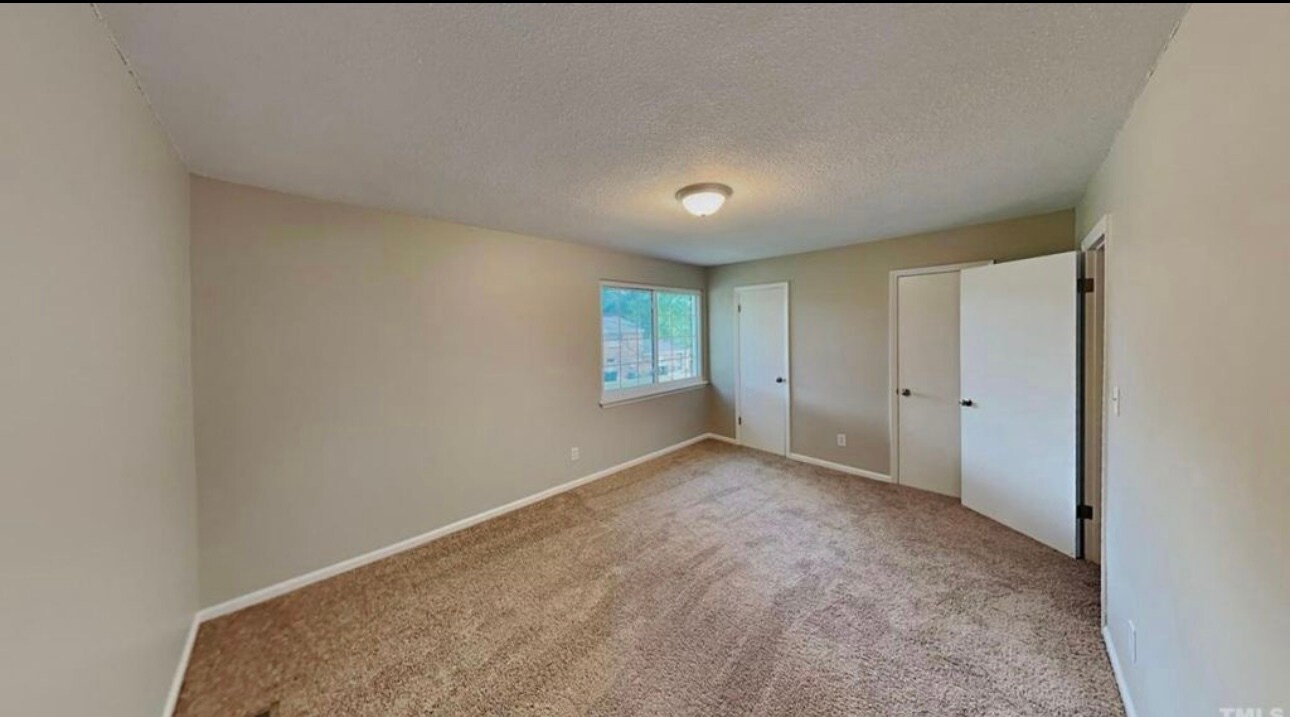 Building Photo - 1002 Willow Dr
