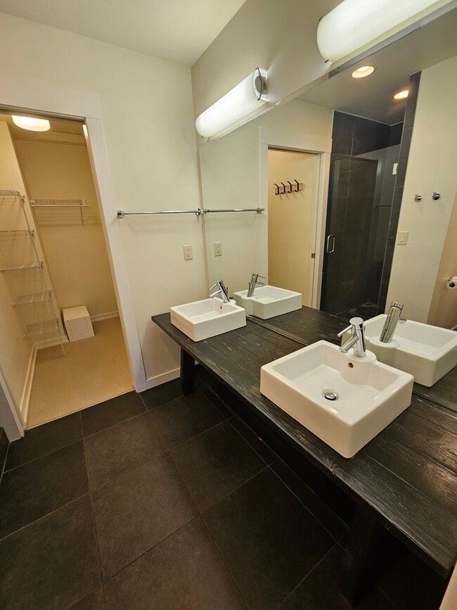 Building Photo - MOVE IN SPECIAL! 1/2 OFF FIRST MONTH'S REN...