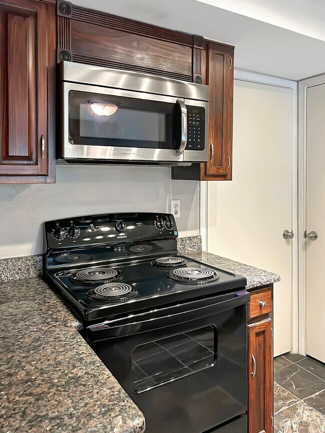 Building Photo - 2-Bed, 2-Bath Townhome with Flexible Floor...