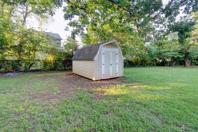 Building Photo - Renovated 2 Bedroom