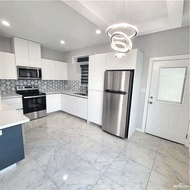 Building Photo - 3704 N Robin Ave