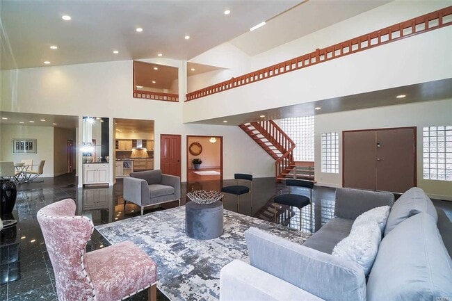 Building Photo - 242 Store Hill Rd