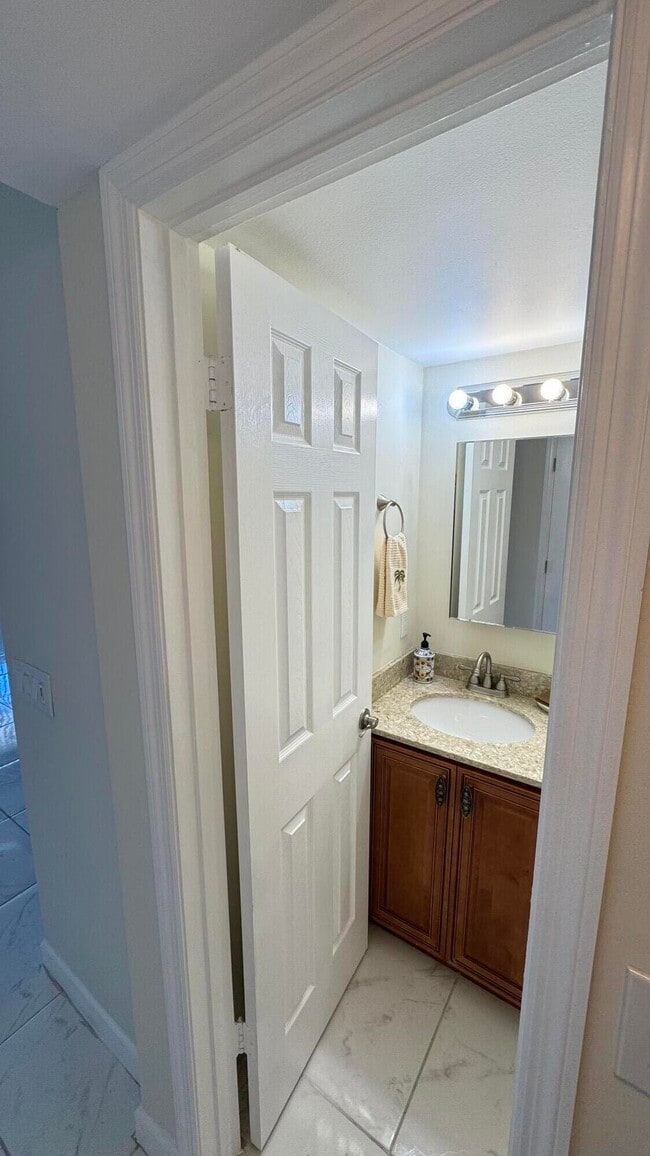 Building Photo - 42 Sussex E