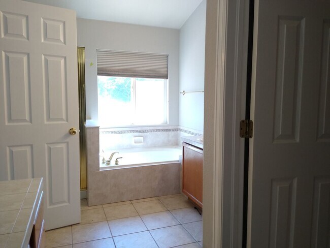 Building Photo - Fabulous Townhome Near Cherry Creek State ...