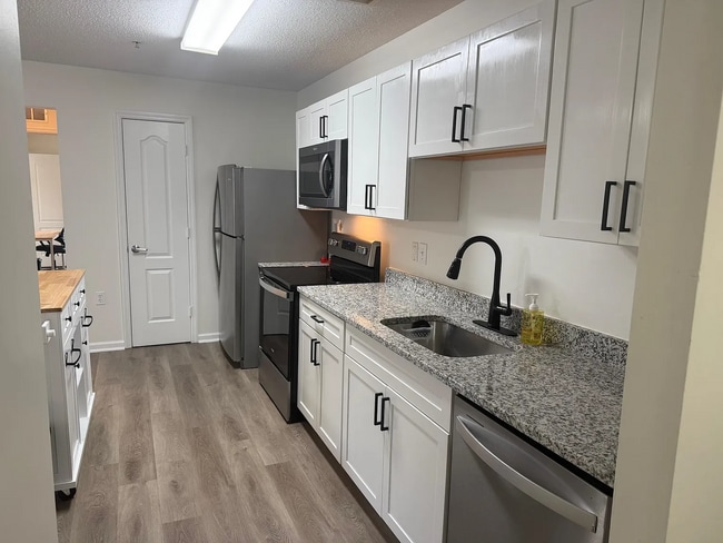 Building Photo - 3 Bed / 3 Bath Condo with Amenities on the 1ST Floor!