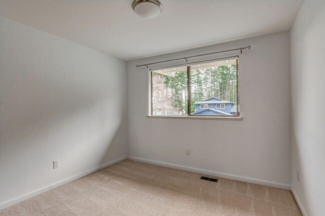 Building Photo - Spacious 4-Bedroom Home with Modern Upgrad...