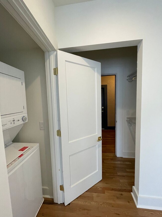 Interior Photo - 449 E. Ponce