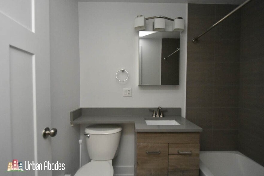 Building Photo - 811 Elm St