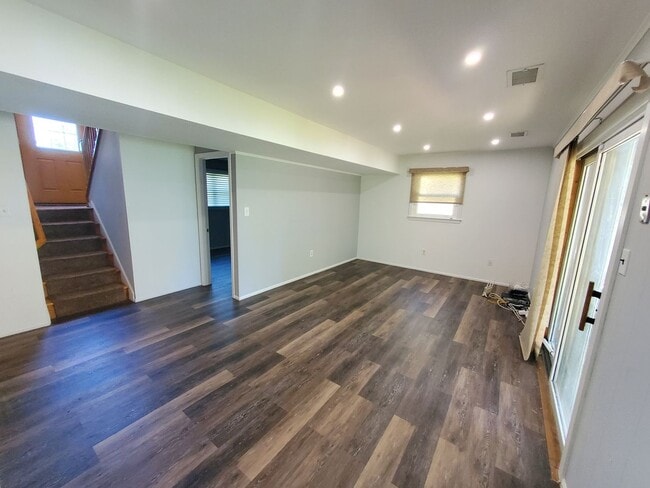 Building Photo - Single family, bi-level home with 4-bedroo...