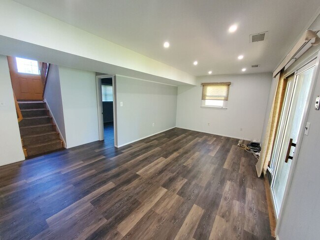 Building Photo - Single family, bi-level home with 4-bedrooms (one bedroom on ground level), 2.5 bathrooms, attach...