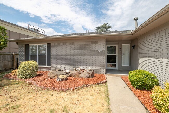 Building Photo - 3 Bed | 2 Bath Duplex in Central Tulsa!