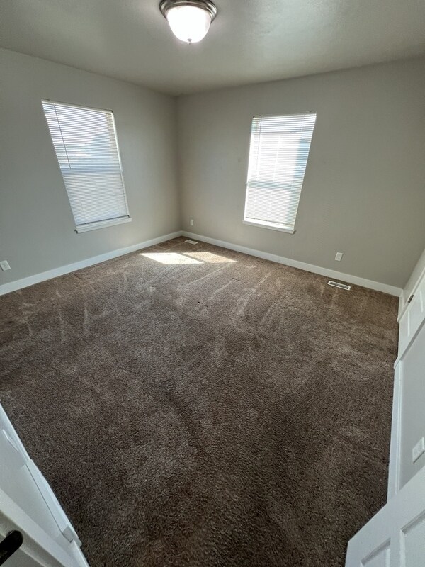 Building Photo - 385 480 W