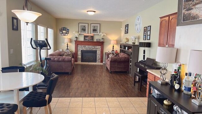 Building Photo - 6 bedroom 3 1/2 bathrooms 2 car garage Lar...
