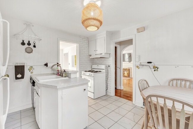 Building Photo - 124 Stiles St