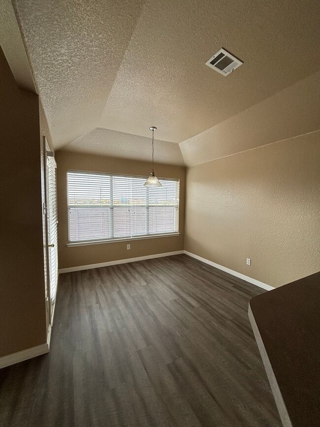 Building Photo - 525 Bretts Way