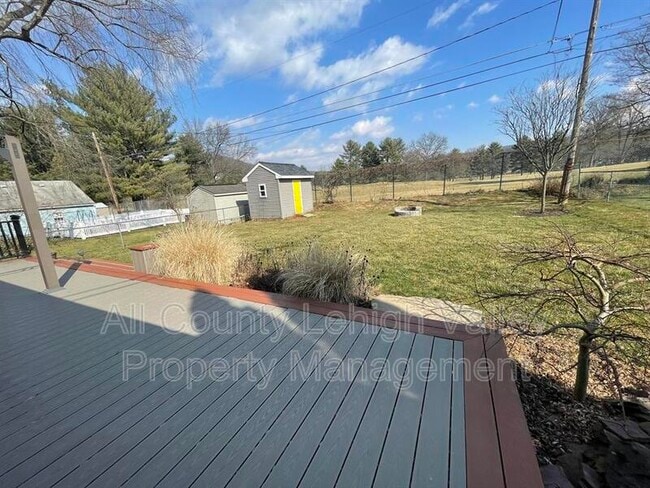 Building Photo - 457 Willow Rd