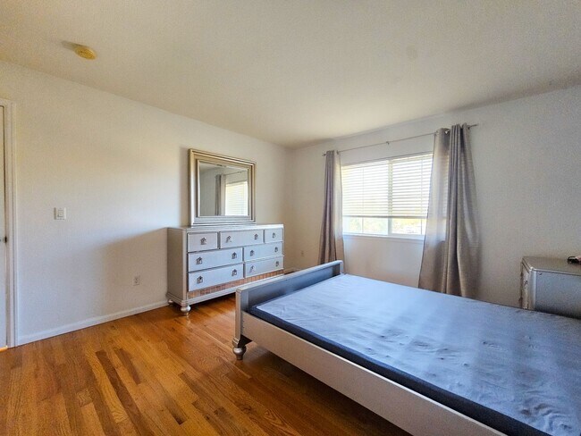 Building Photo - 1550 S De Gaulle Cir