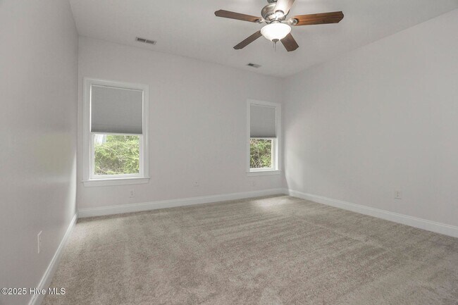 Building Photo - Rental Avail in Olde Point!