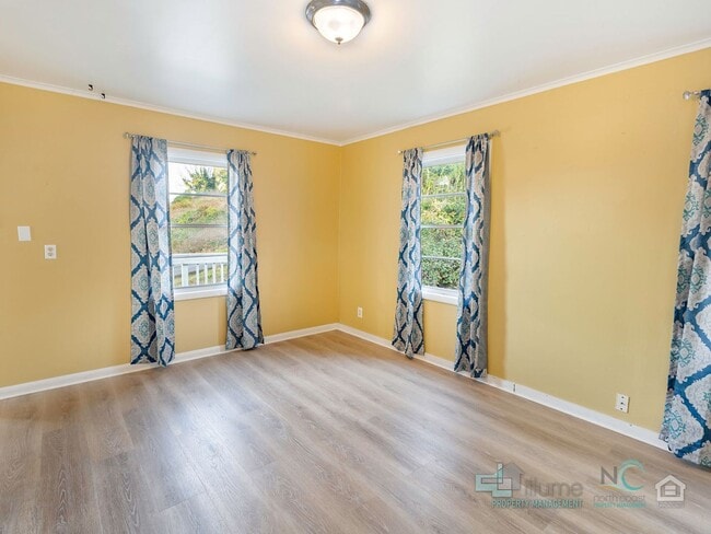 Building Photo - $500 OFF Special - Beautiful 4 Bed/1 Bath Home in Astoria