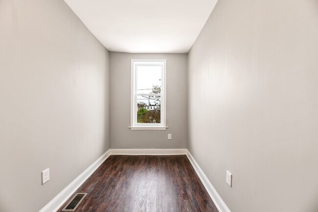 Building Photo - 2 Bedroom Rowhome- Baltimore City
